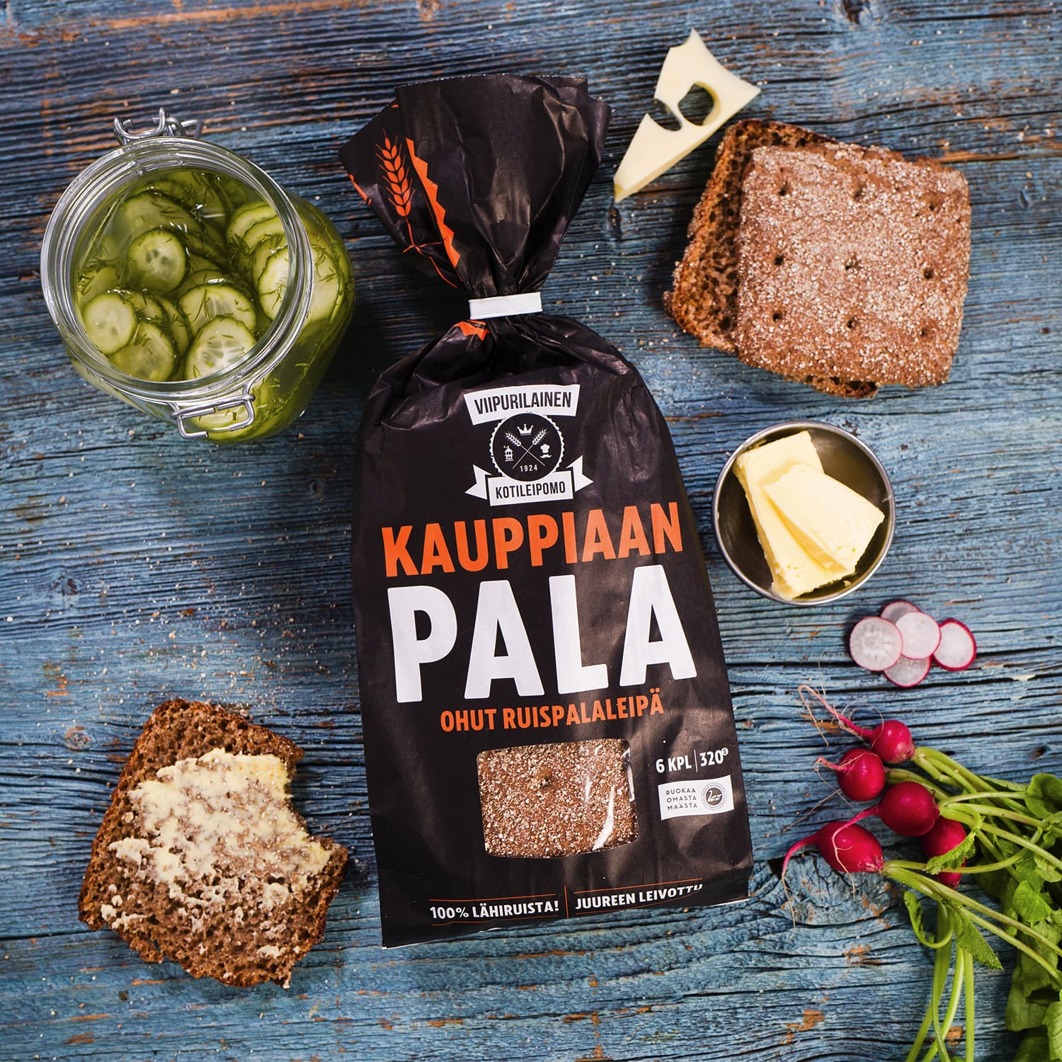 <p>Ohut, 100 % Lähiruista<br />
6 kpl, 320 g</p>
<p>Todellinen yrittäjän leipä on vain K-kauppiaille ns. customina leivottu ruispalaleipä Kauppiaan Pala. Se on meille tärkeä virstanpylväs, koska se on Viipurilaisen ensimmäinen valtakunnallisen jakelun tuote eli sitä saa K-kauppialta koko Suomen alueella. Tuttuun tapaan tehtiin se tietysti juureen ja tuoreista lähiraaka-aineista.</p>
